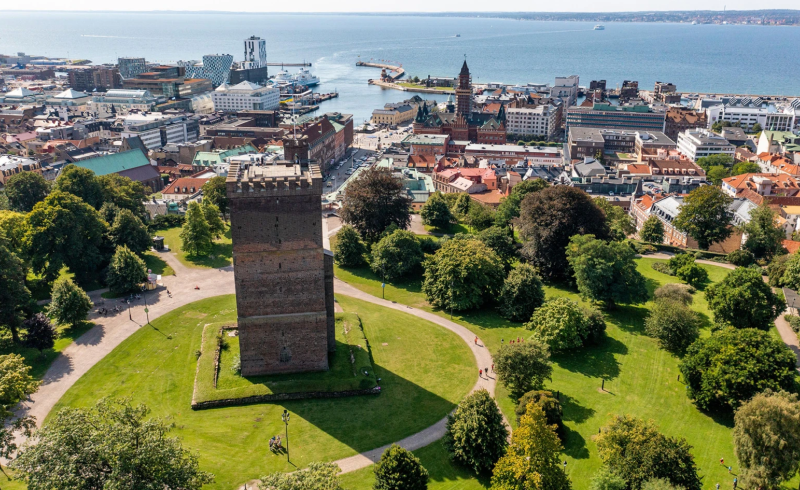 Park med stort torn i mitten