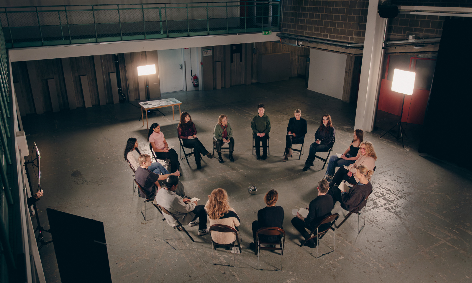 Personer som sitter i en ring