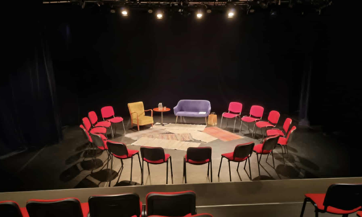 Stolar i en ring uppe på scen