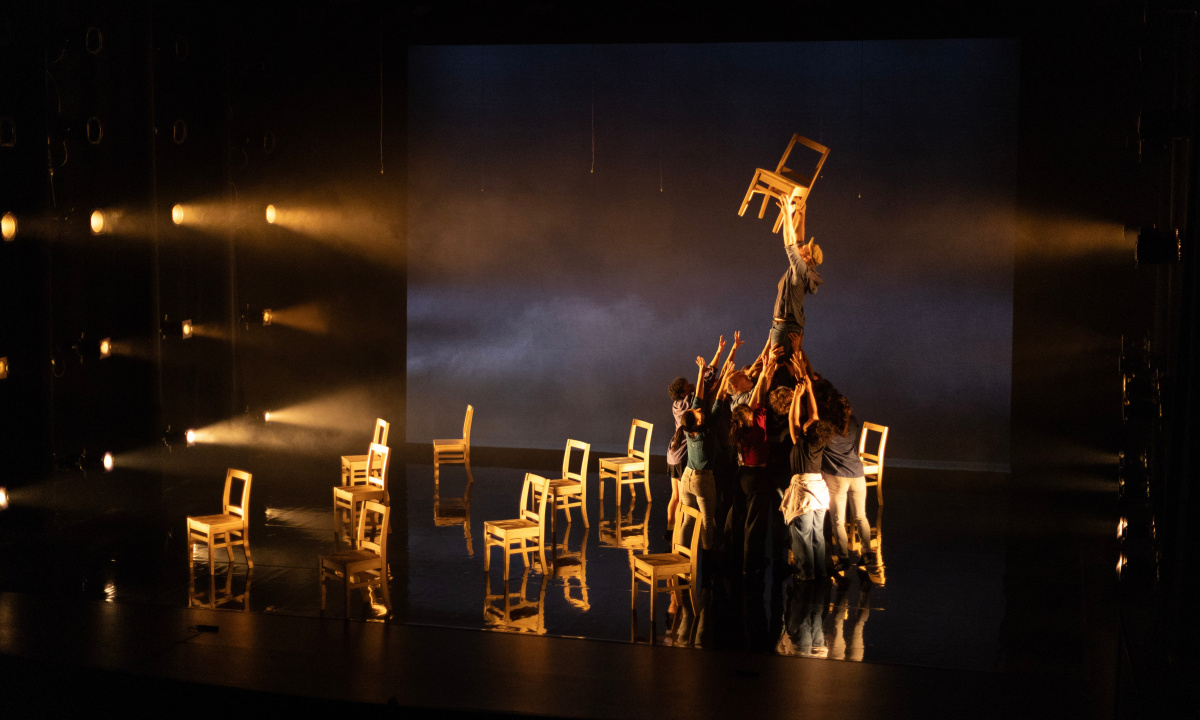 Acrobatic movement theatre workshop