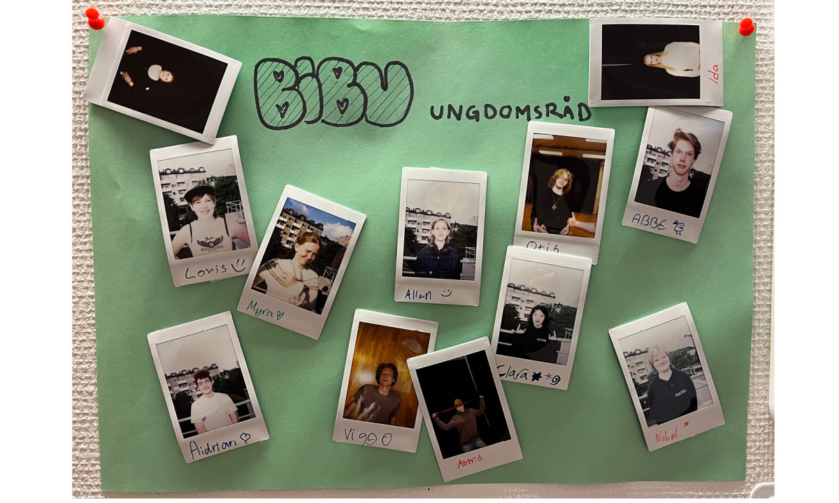 Grön lapp med flera små polaroidbilder på ungdomar klistrade på