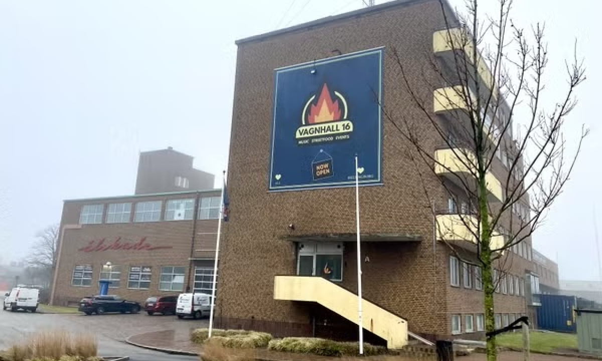 Stor brun byggnad