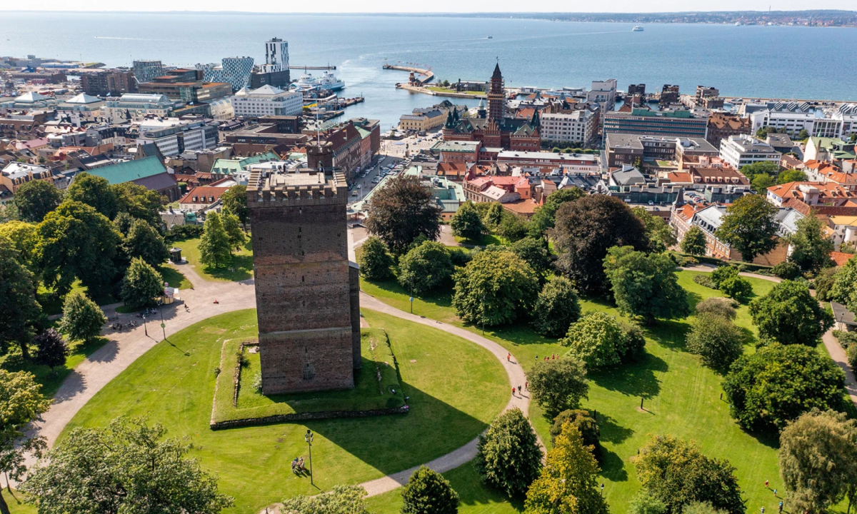 Park med stort torn i mitten