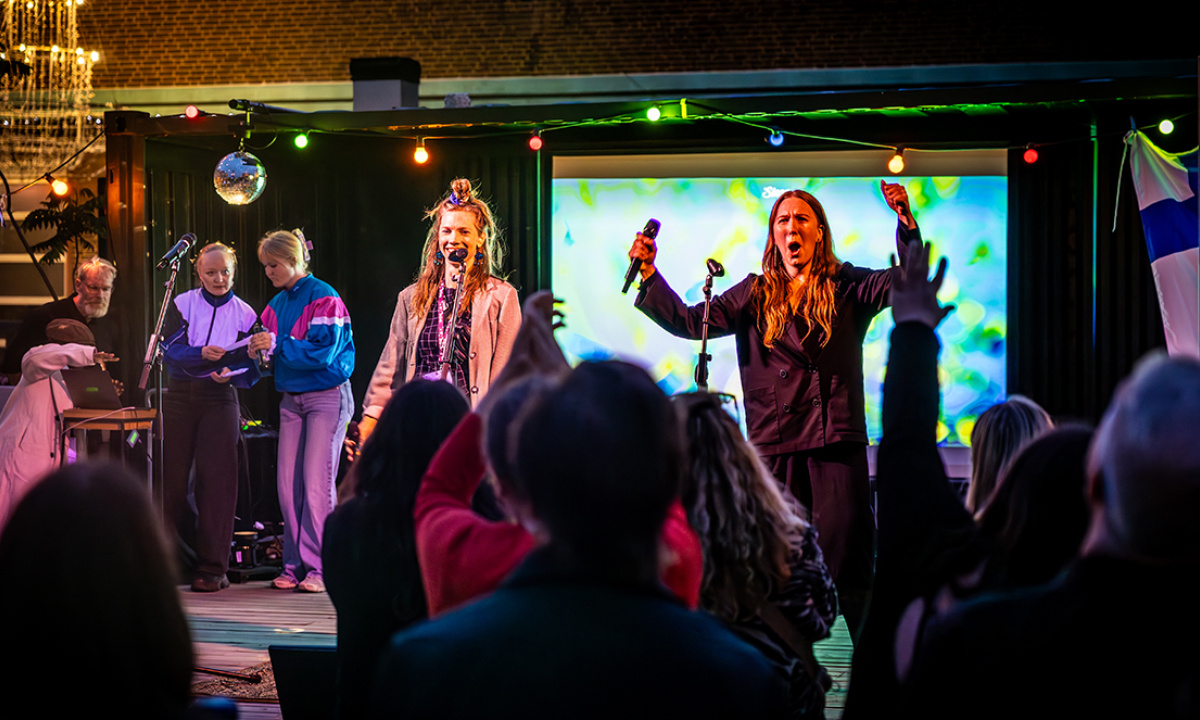 Två kvinnor som sjunger karaoke