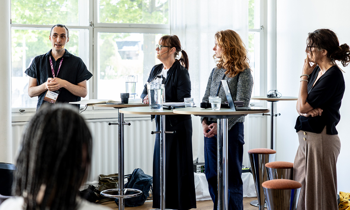 Talande personer i en panel