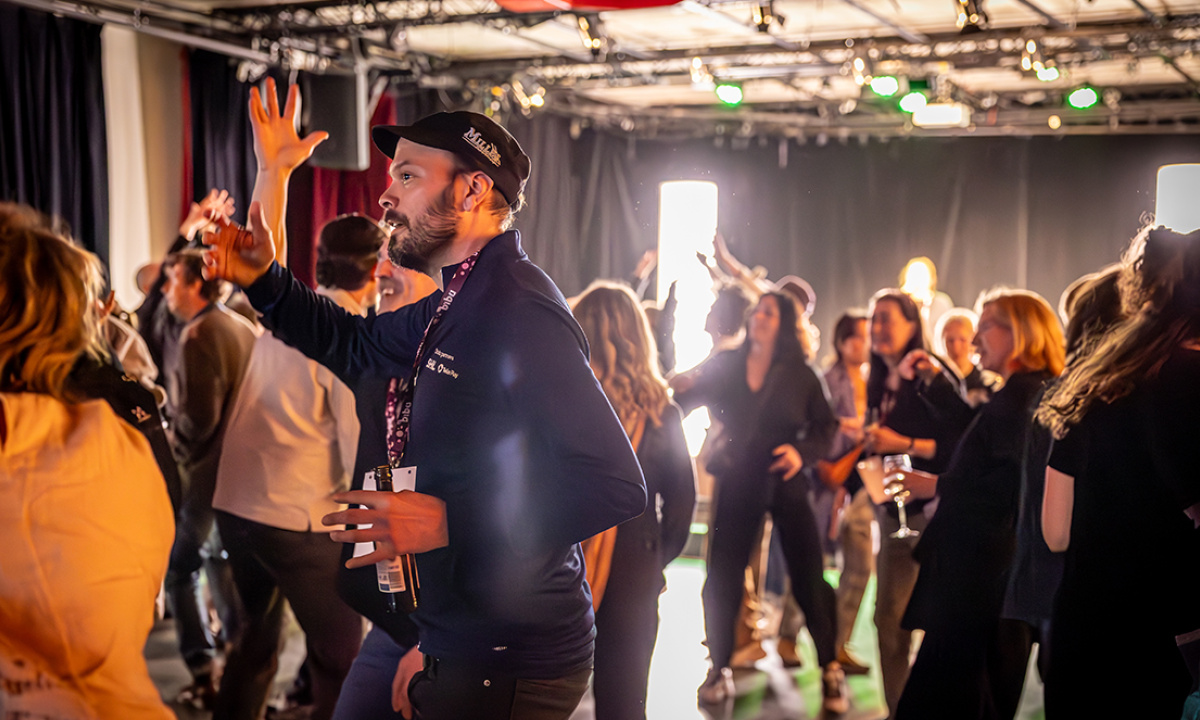 Folk som dansar