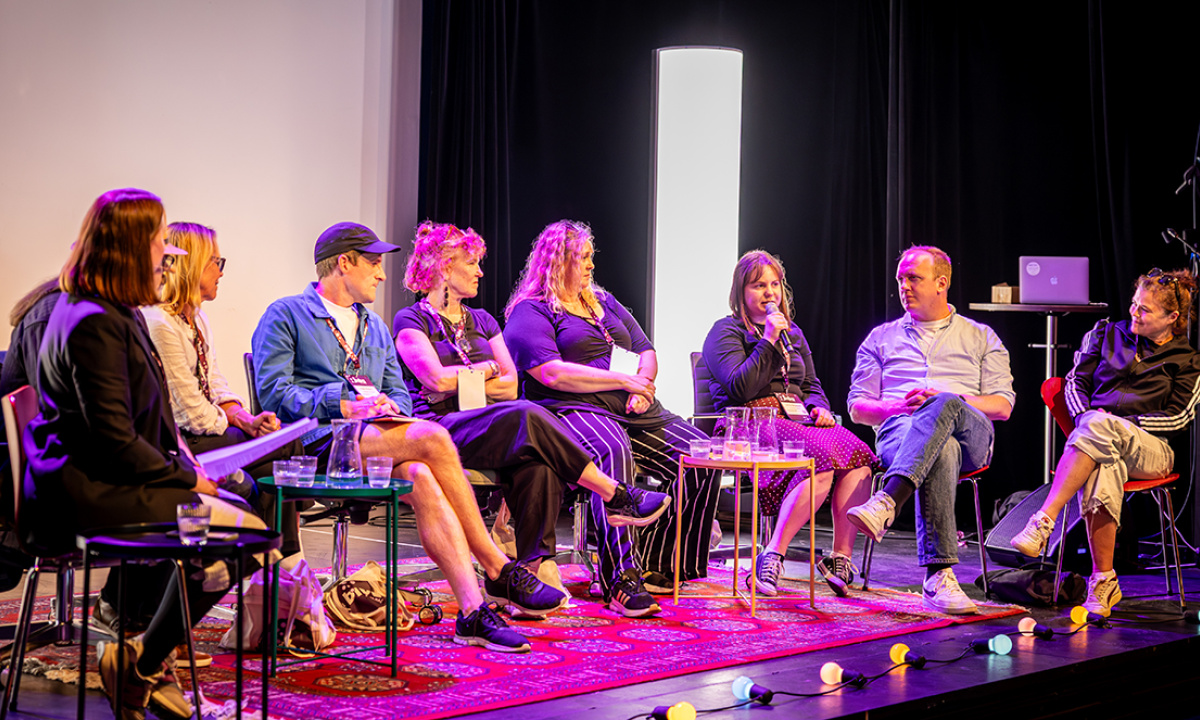 Många personer i ett panelsamtal