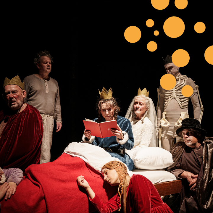 Föreställningsfoto med gul textplatta med texten Titta Hamlet - Orionteatern