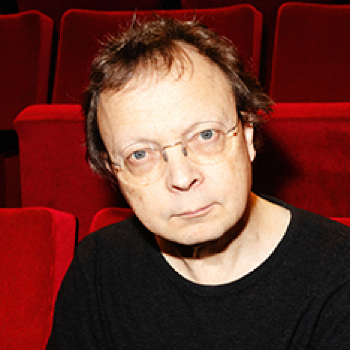 Middelaged man with light skin and glasses