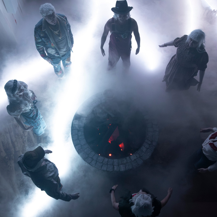 Föreställningsamtal Hjälp dom kommer 