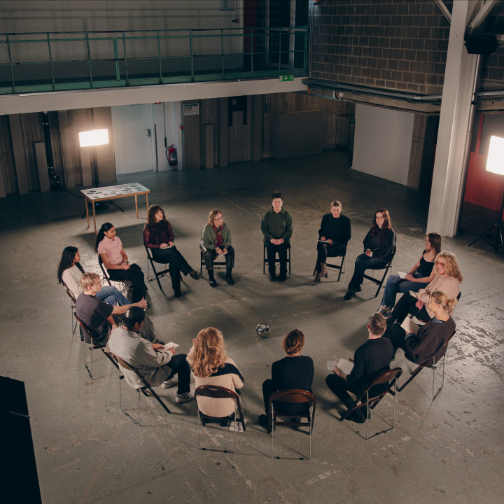 Personer som sitter i en ring